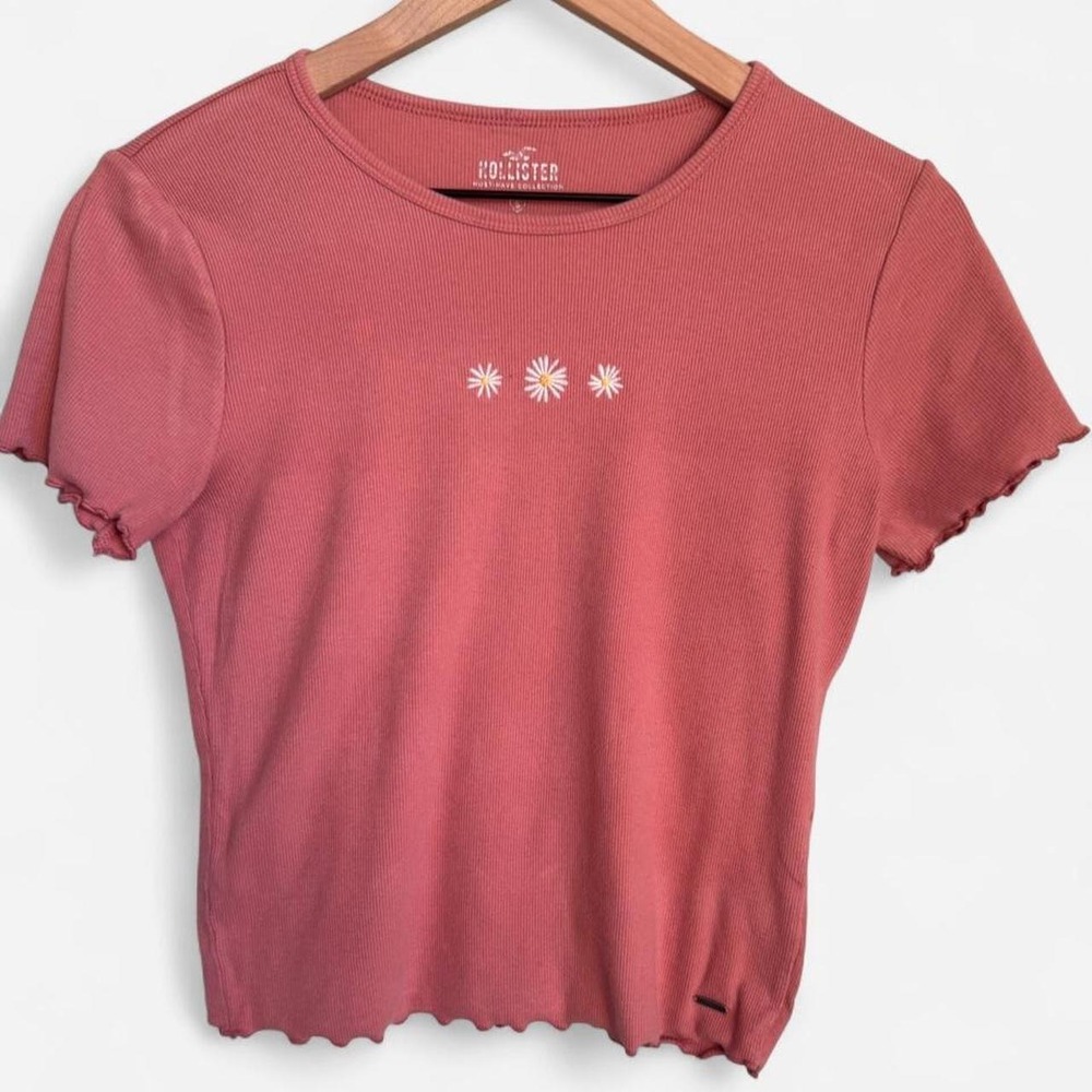 Hollister Daisy Embroidered Ribbed Lettuce Edge Baby Tee Pink Small